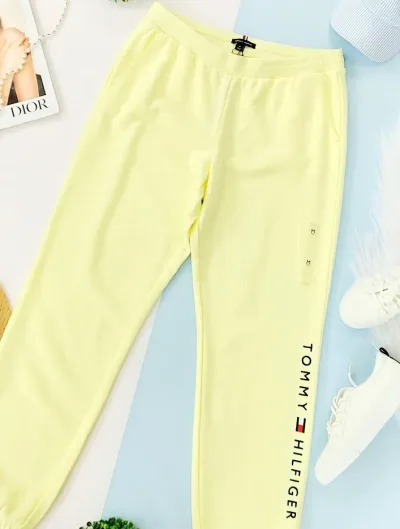 Pantalon Tommy Hilfiger para dama color amarillo
