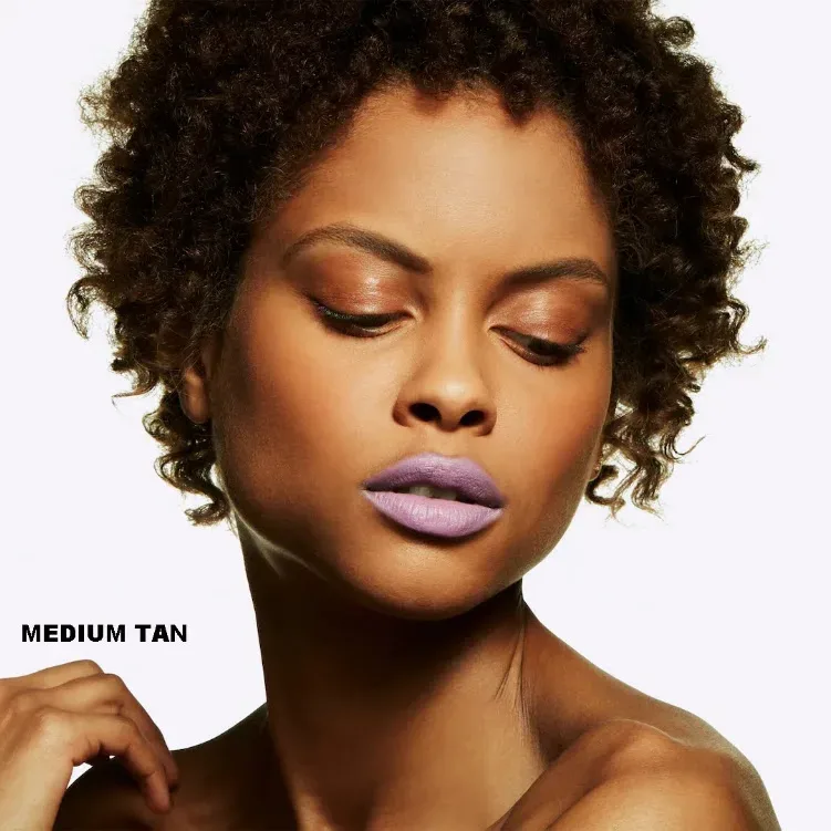 Base de maquillaje MAC en polvo para dama tono MEDIUM TAN