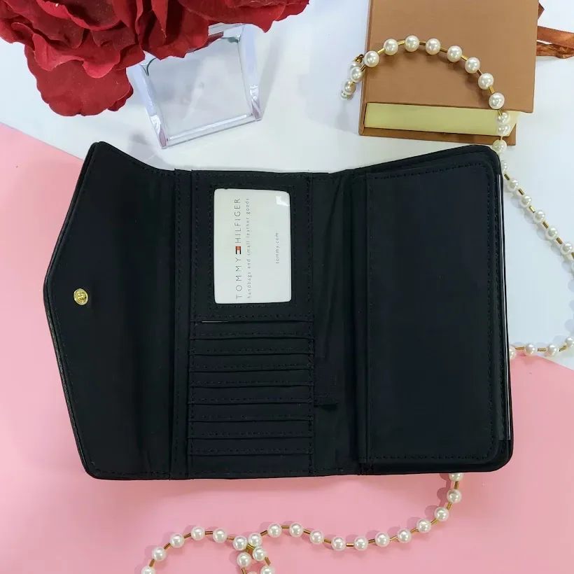 Cartera Tommy Hilfiger para dama color beige y negro