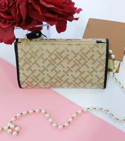 Cartera Tommy Hilfiger para dama color beige y negro