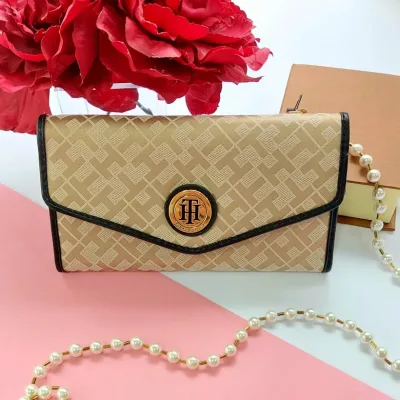 Cartera Tommy Hilfiger para dama color beige y negro