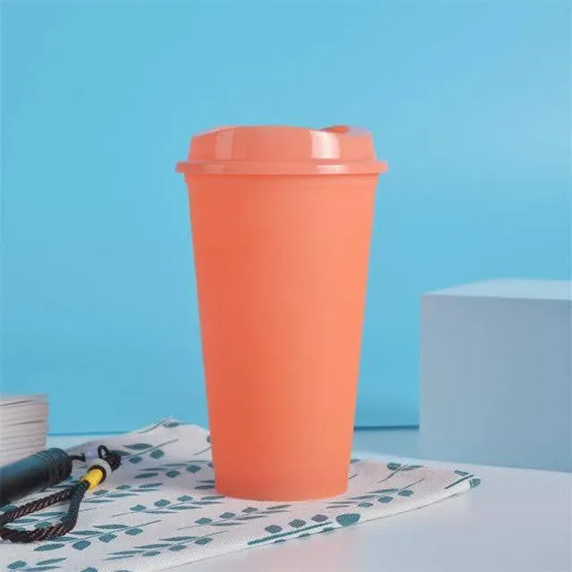 Vaso naranja para bebidas calientes.