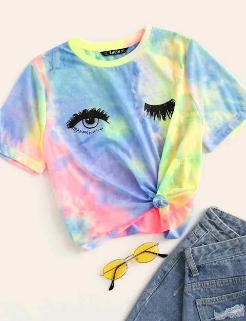 Camiseta para dama estilo tie dye con diseño de pestañas