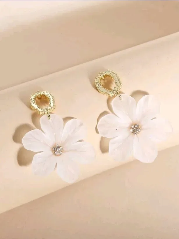 Par de aretes de fantasía para dama diseño floral