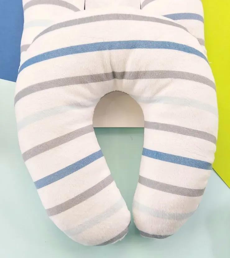 Conjunto de protector de cinturón y almohada con diseño a rayas