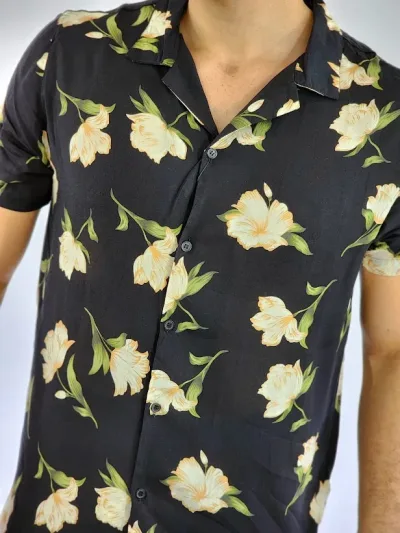 Camisa Touch and Go  color negro con diseño  floral