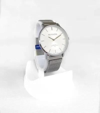 Reloj MIYKON para dama color plateado