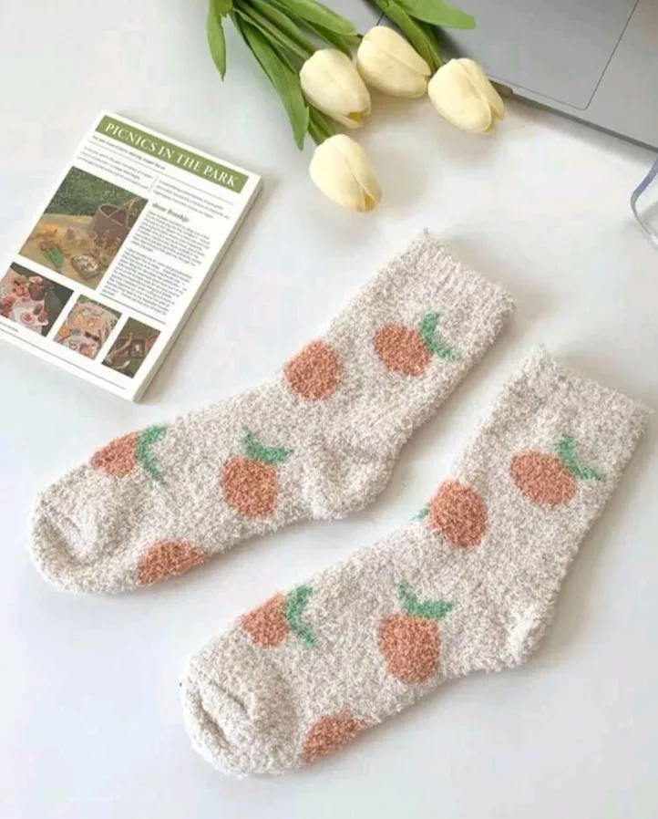 Medias beige con diseño de frutal