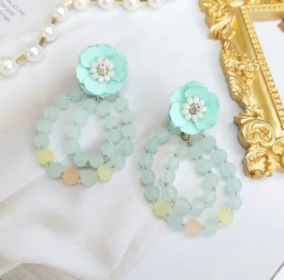 Aretes para dama de fantasía con forma de flor y perlitas
