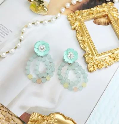 Aretes para dama de fantasía con forma de flor y perlitas