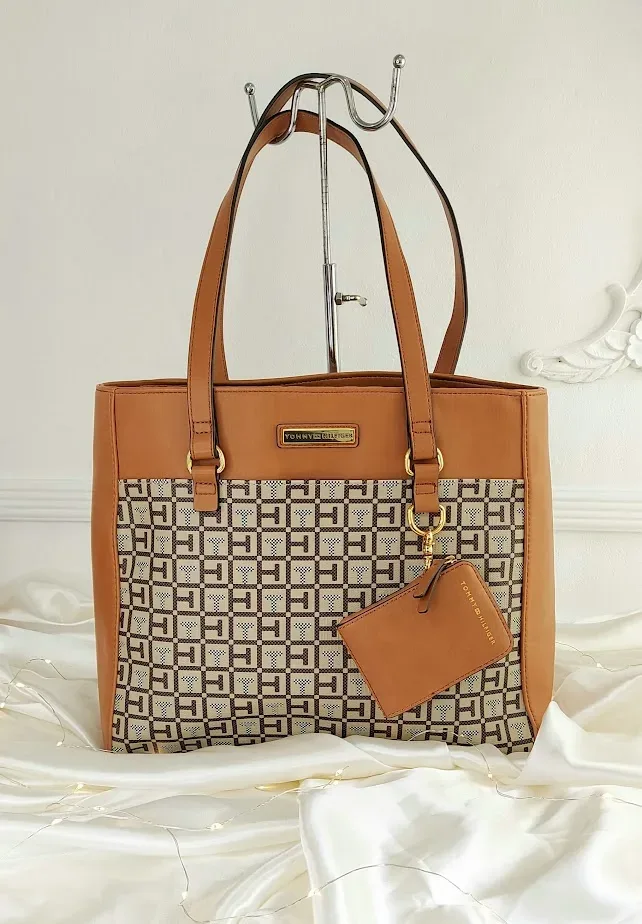 Bolso Tommy Hilfiger para dama color camel