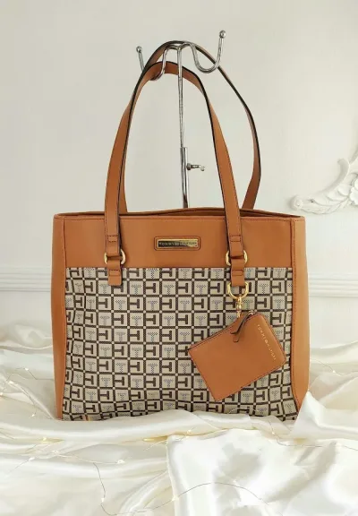 Bolso Tommy Hilfiger para dama color camel