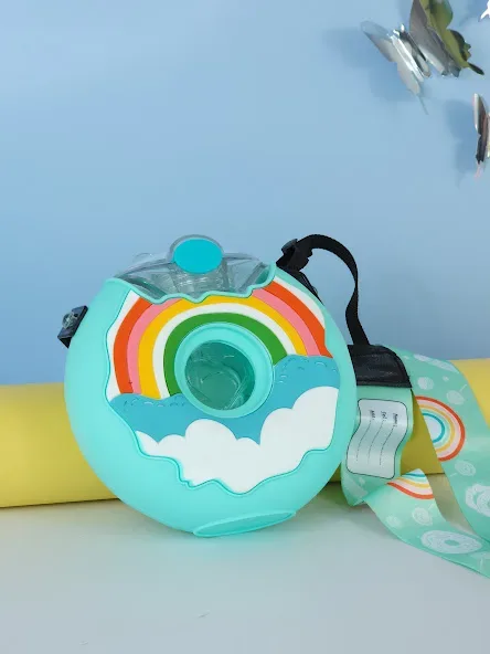 Botella de agua de plástico con diseño de dona.