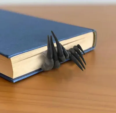 Separador de libros con diseño de manos