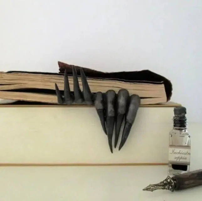 Separador de libros con diseño de manos