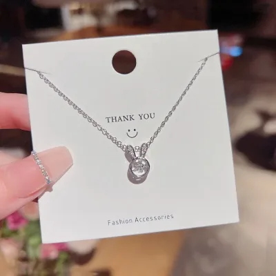 Collar de acero de titanio con diseño de conejo