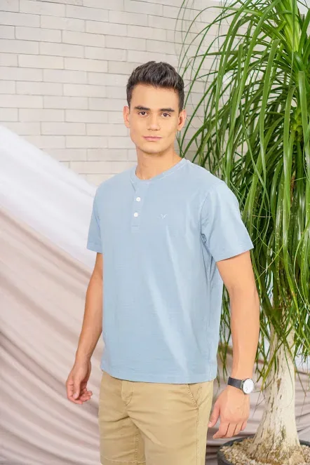 Camiseta American Eagle para caballero color celeste