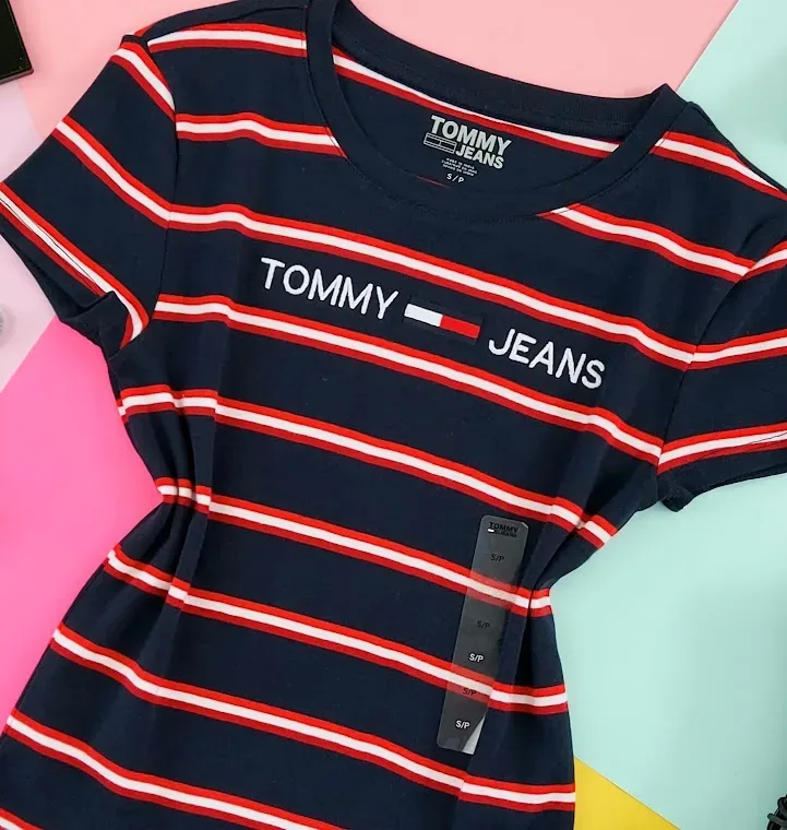Camiseta Tommy Hilfiger para dama diseño a rayas color azul, rojo y blanco