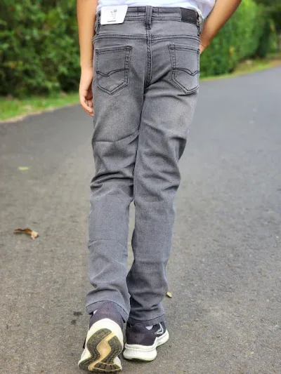 Jeans para muchacho color gris