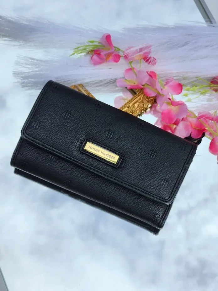 Cartera Tommy Hilfiger color negro