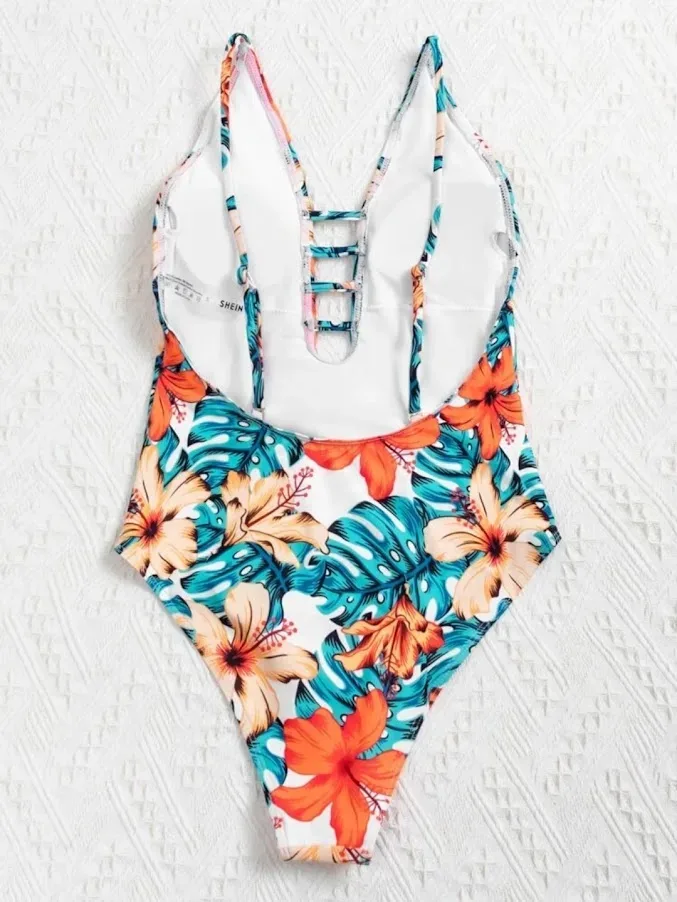 Vestido de baño para dama con estampado floral.