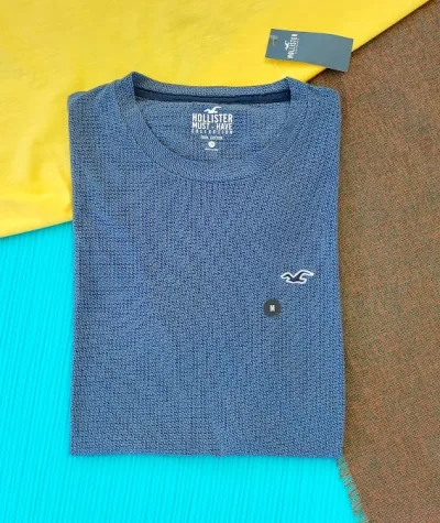 Camiseta Hollister para caballero color azul con detalles de rayitas pequeñas