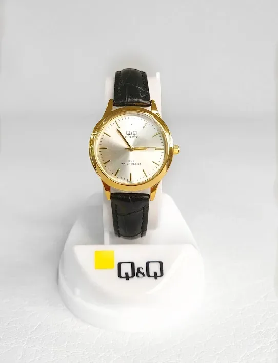Reloj Q and Q para dama color negro y dorado