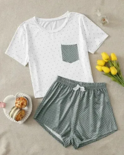 Pijama para dama color blanco y gris con estampado de lunares