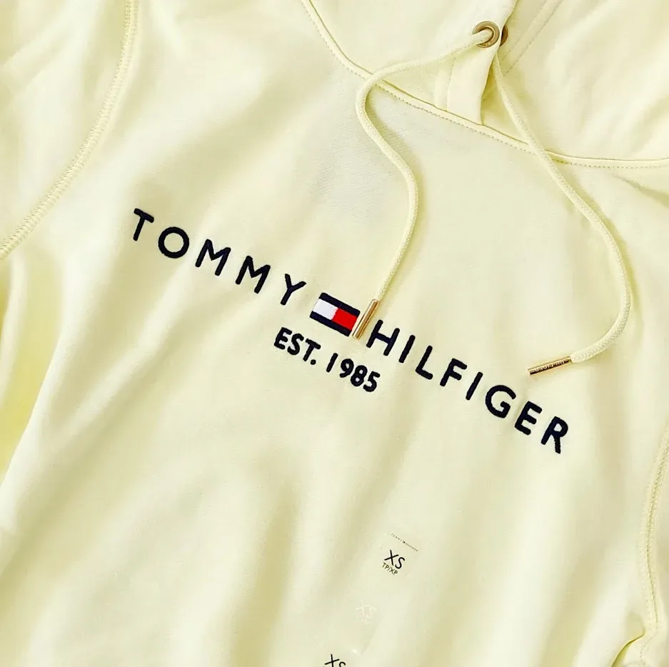 Suéter Tommy Hilfiger para dama color amarillo