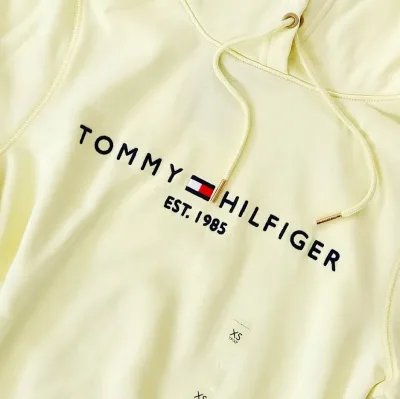 Suéter Tommy Hilfiger para dama color amarillo
