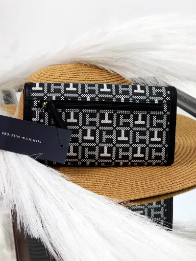 Cartera Tommy Hilfiger para dama color negro.
