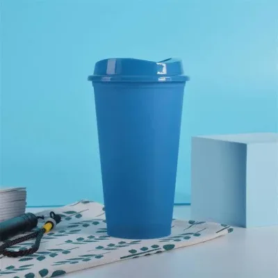 Vaso azul para bebidas calientes.