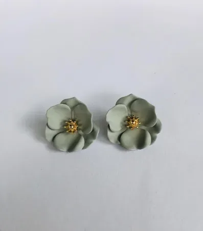 Par de aretes para dama  color gris