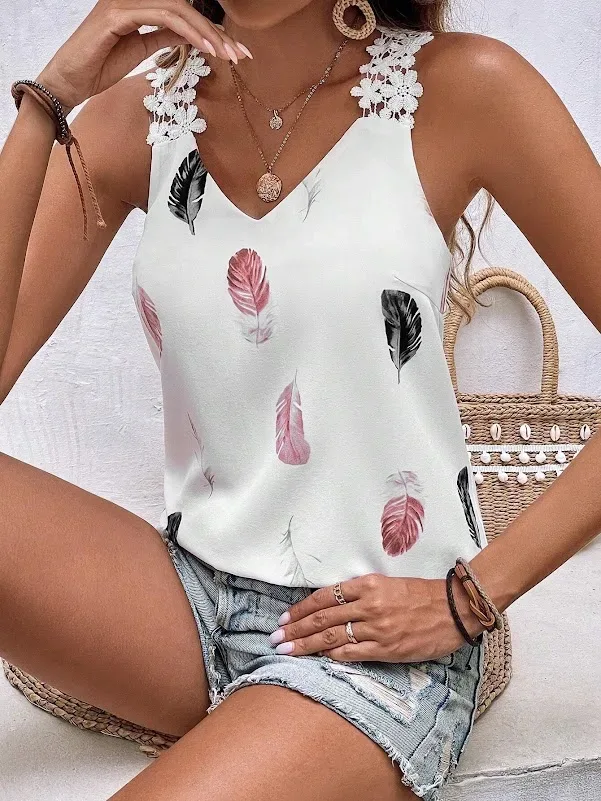 Blusa color blanco con diseño de plumas