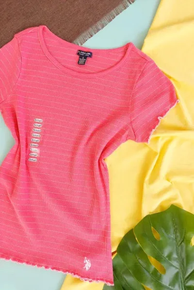 Camiseta U.S Polo para dama color rosa con rayas doradas