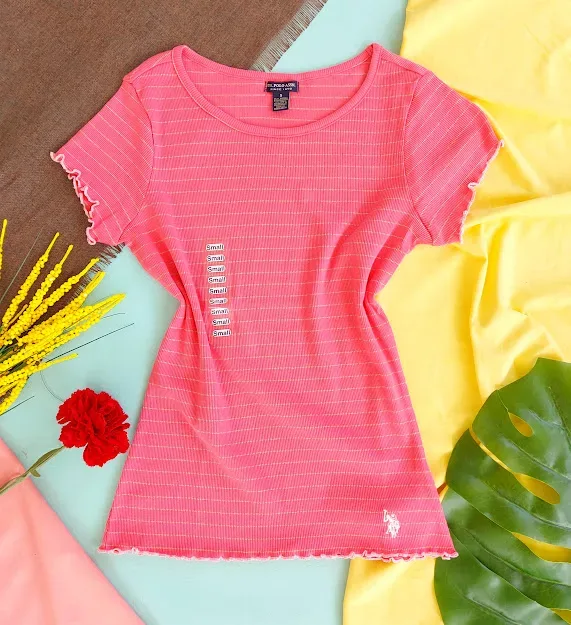Camiseta U.S Polo para dama color rosa con rayas doradas