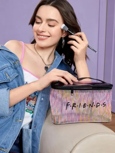 Cosmetiquera con bordado de letra