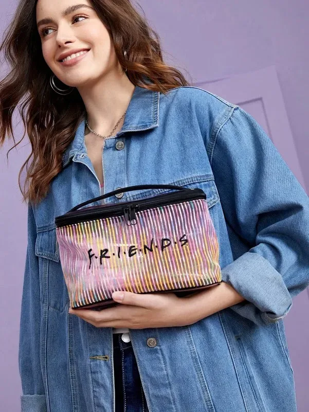 Cosmetiquera con bordado de letra