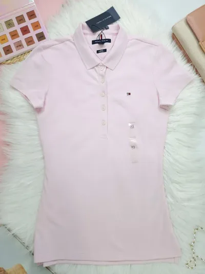 Camiseta tommy Hilfiger para dama color rosado cuello tipo polo manga corta