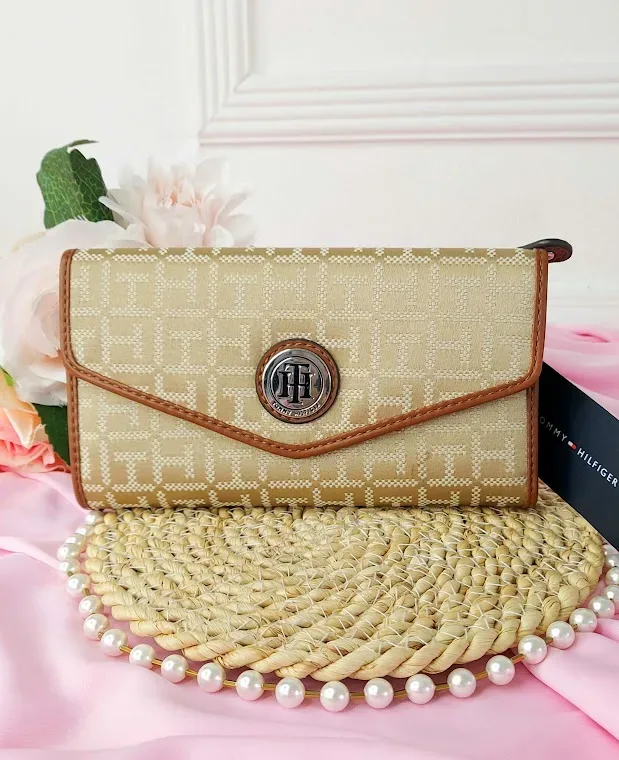 Cartera Tommy Hilfiger para dama color beige y camel