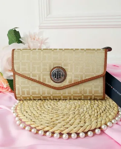 Cartera Tommy Hilfiger para dama color beige y camel