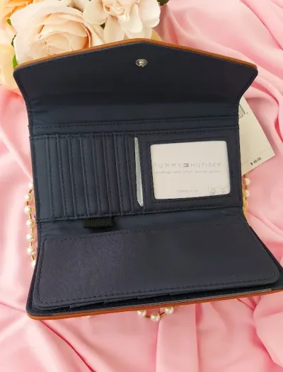 Cartera Tommy Hilfiger para dama color beige y camel