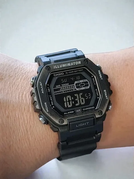 Reloj Casio para caballero MWD-110HB-1BVDF  COLOR NEGRO
