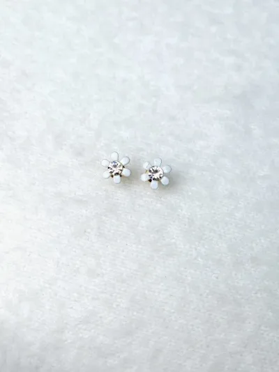 Par de aretes para dama diseño de flor blanca