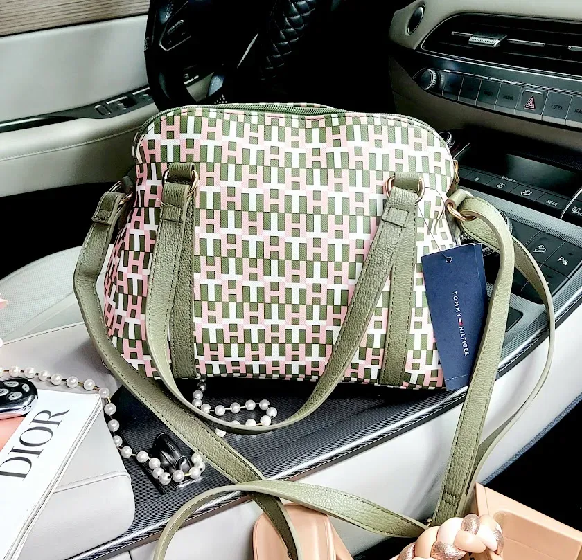 Bolso Tommy Hilfiger para dama color rosa, blanco y verde