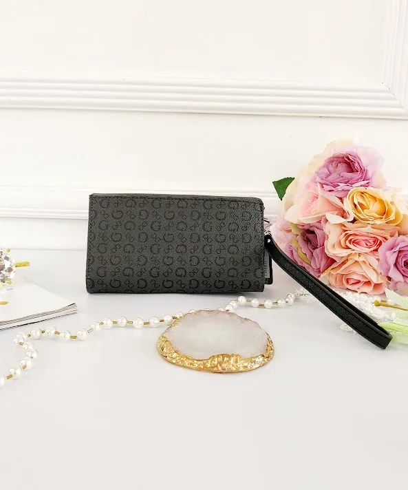 Cartera Guess para dama color negro.