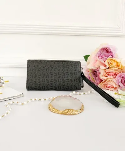Cartera Guess para dama color negro.