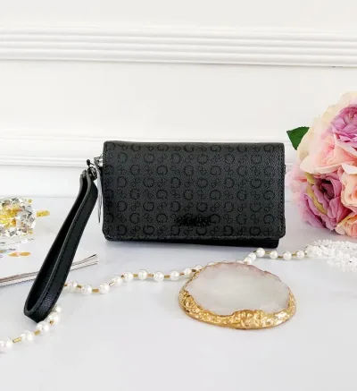 Cartera Guess para dama color negro.