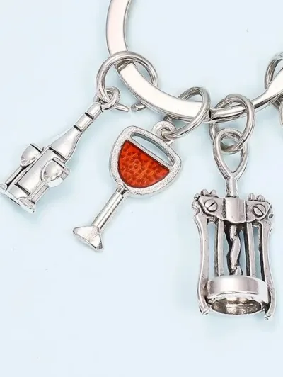Llavero con diseño de accesorios de vino