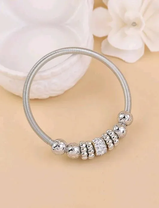 Pulsera de fantasía para dama color plateado con accesorios